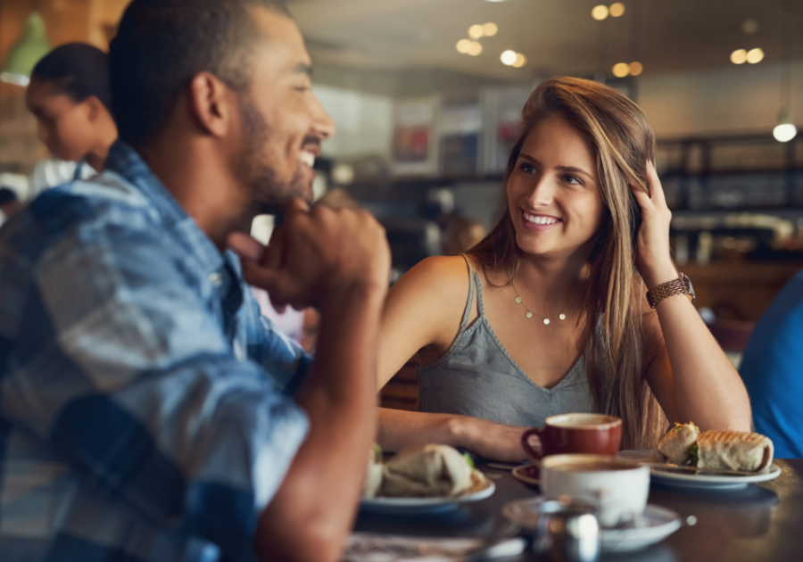 couple at dinner stages of a narcissistic relationship