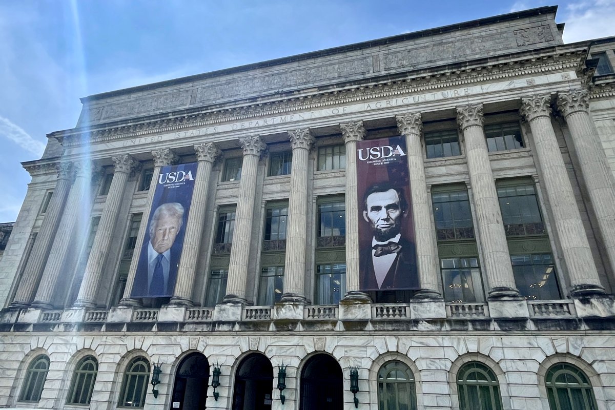 USDA Hangs Massive Banners of Trump and Lincoln